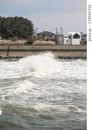 関屋分水路でぶつかる波と水しぶき（新潟県新潟市西区） 139045392