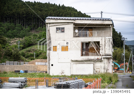 津波で被災し震災遺構となった地方の古い家屋 津波で被災し震災遺構となった地方の古い家屋 139045491