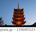 ライトアップされた夕暮れの五重塔 139045523