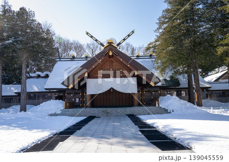 雪の中に建つ小さな祠 雪の中に建つ小さな祠 139045559