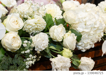 清楚な結婚式のテーブル装花 清楚な結婚式のテーブル装花 139046725
