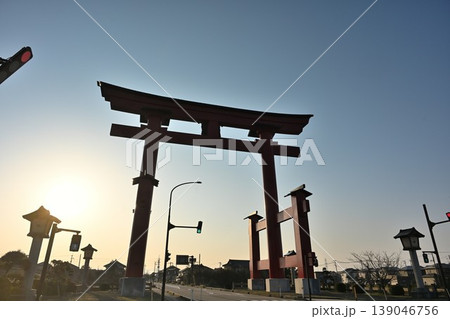 シルエットの弥彦大鳥居と朝日（新潟県弥彦村） 139046756
