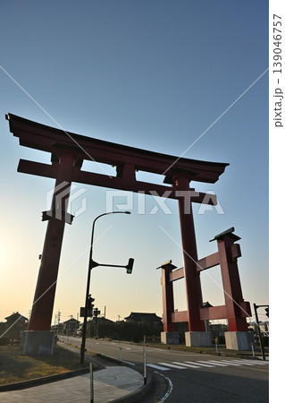 シルエットの弥彦大鳥居と朝日（新潟県弥彦村） 139046757