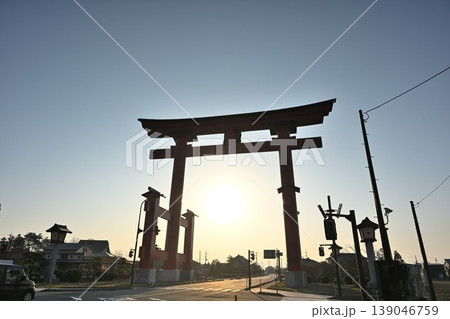 シルエットの弥彦大鳥居と朝日（新潟県弥彦村） 139046759