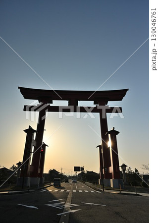 シルエットの弥彦大鳥居と朝日（新潟県弥彦村） 139046761