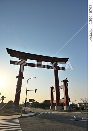 シルエットの弥彦大鳥居と朝日(新潟県弥彦村) シルエットの弥彦大鳥居と朝日(新潟県弥彦村) 139046762