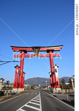青空の下の弥彦大鳥居（新潟県弥彦村） 139046807
