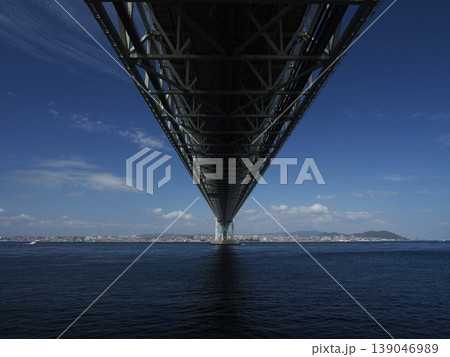 明石海峡大橋（淡路島側から見上げる） 139046989