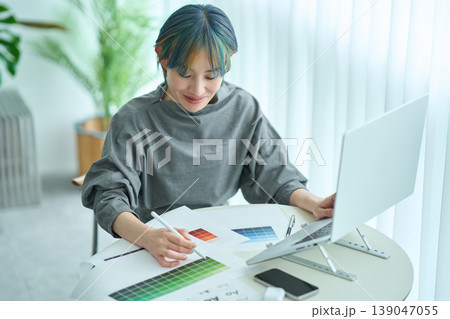 テーブルで仕事をする女性 テーブルで仕事をする女性 139047055