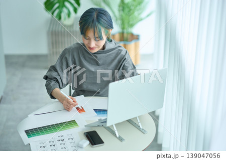 テーブルで仕事をする女性 テーブルで仕事をする女性 139047056