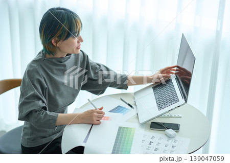 テーブルで仕事をする女性 テーブルで仕事をする女性 139047059