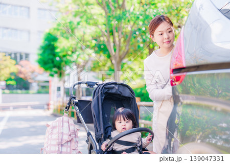 子どもとお出かけをするお母さん 139047331
