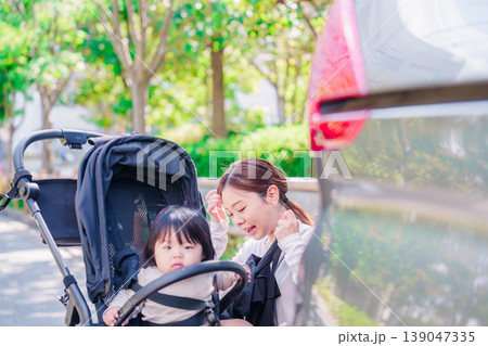 子どもとお出かけをするお母さん 子どもとお出かけをするお母さん 139047335