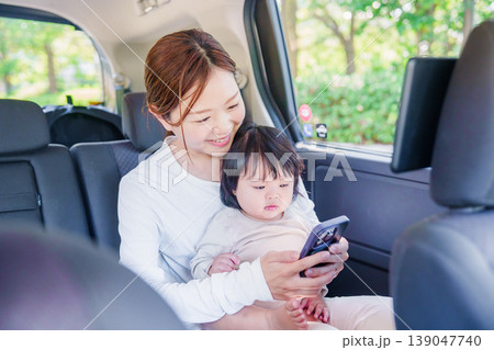 小さな子供とタクシーに乗るお母さん 小さな子供とタクシーに乗るお母さん 139047740