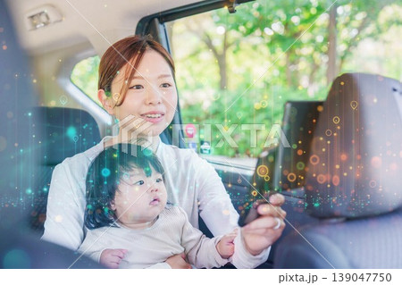 小さな子供とタクシーに乗るお母さん 小さな子供とタクシーに乗るお母さん 139047750