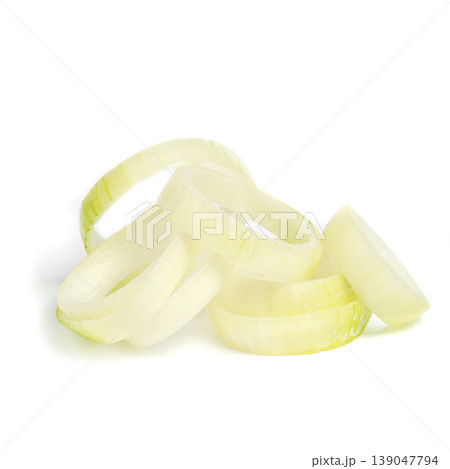 Scattered onion rings and slices on white Scattered onion rings and slices on white 139047794