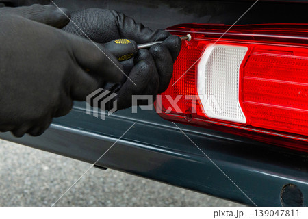 Removing screws from vehicle tail light lens 139047811