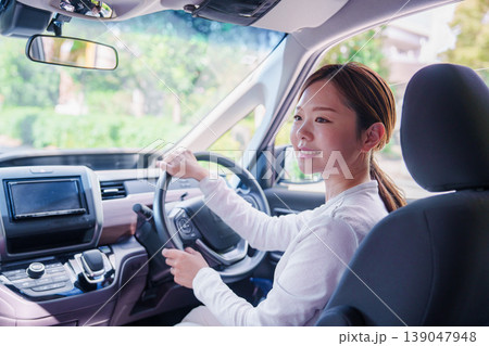 笑顔で車を運転する若い女性 139047948