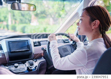 笑顔で車を運転する若い女性 笑顔で車を運転する若い女性 139047951