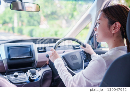 笑顔で車を運転する若い女性 笑顔で車を運転する若い女性 139047952