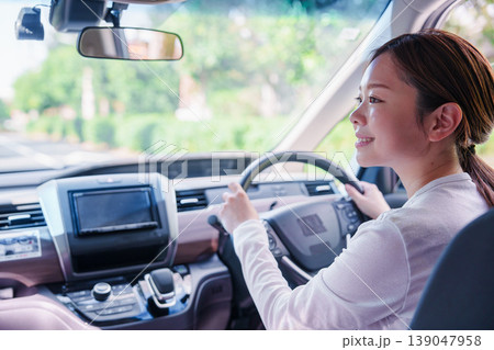 笑顔で車を運転する若い女性 笑顔で車を運転する若い女性 139047958