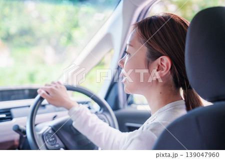 笑顔で車を運転する若い女性 笑顔で車を運転する若い女性 139047960