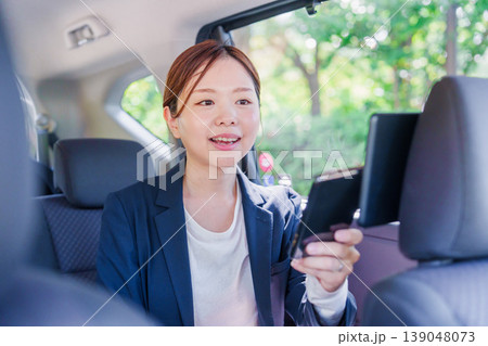 タクシーで決済をする女性ビジネスパーソン 139048073