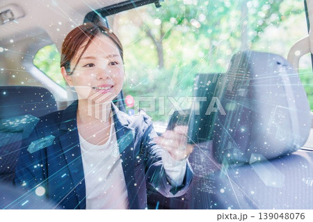 タクシーで決済をする女性ビジネスパーソン 139048076