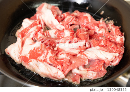 おいしいオーストラリア産肩ロース牛肉の切り落としを焼く 139048533