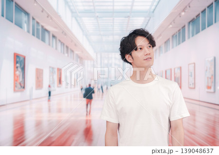美術館で見学をする若い男性 139048637