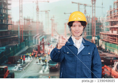 大規模な建築現場で働く若い男性 139048685