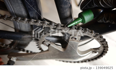 How to apply lubricant to a bicycle chain for better performance and maintenance How to apply lubricant to a bicycle chain for better performance and maintenance 139049025
