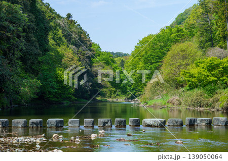 静かな川の流れの風景 静かな川の流れの風景 139050064