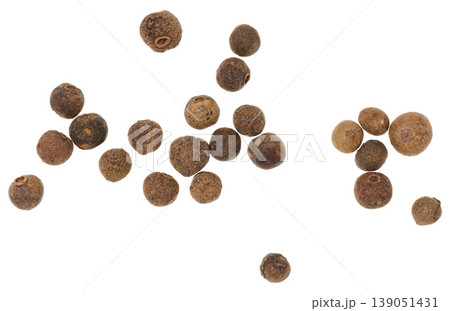 Scattered allspice on isolated background, top view 139051431