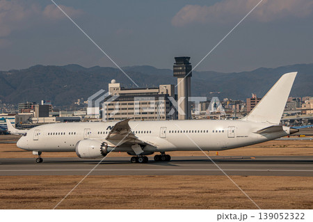 春霞の伊丹空港 139052322
