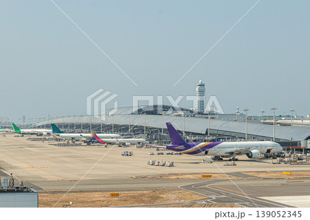 青空と海に浮かぶ関西国際空港 青空と海に浮かぶ関西国際空港 139052345