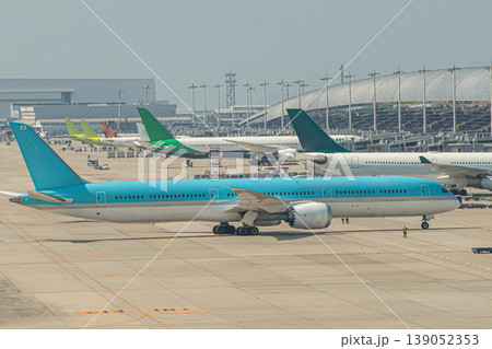 春の青空が広がる関西空港 春の青空が広がる関西空港 139052353