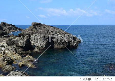 奇岩怪石の磯が続く 庄内海岸の岩場風景 139052797