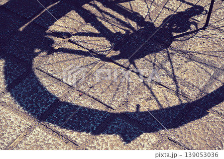 自転車の影 139053036