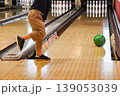 ボウリングをする子供（8歳児／男の子） 139053039