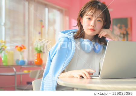 女性がノートパソコンで作業する :はっぴぃぽっぷ 女性がノートパソコンで作業する :はっぴぃぽっぷ 139053089