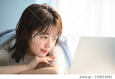 ノートパソコンに向かう若い女性 ：はっぴぃぽっぷ 139053092