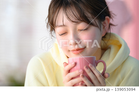 マグカップで温かい飲み物を楽しむ女性 :はっぴぃぽっぷ マグカップで温かい飲み物を楽しむ女性 :はっぴぃぽっぷ 139053094