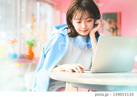 女性がノートパソコンで作業する ：はっぴぃぽっぷ 139053110