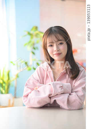 窓辺でリラックスする女性のポートレート :はっぴぃぽっぷ 窓辺でリラックスする女性のポートレート :はっぴぃぽっぷ 139053113