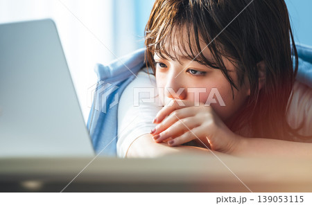 ノートパソコンに向かう女性 :はっぴぃぽっぷ ノートパソコンに向かう女性 :はっぴぃぽっぷ 139053115