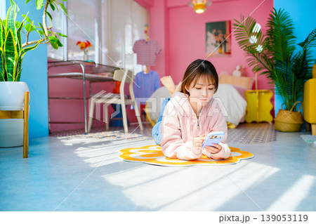 スマホを見る女性 ：はっぴぃぽっぷ 139053119