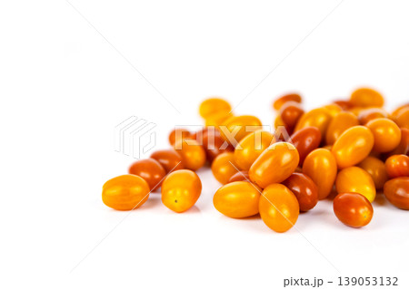 Top view of fresh yellow and orange cherry tomatoes scattered on white background. Isolated on clean white backdrop. Food, health, and organic nutrition concepts. Copy space Top view of fresh yellow and orange cherry tomatoes scattered on white background. Isolated on clean white backdrop. Food, health, and organic nutrition concepts. Copy space 139053132