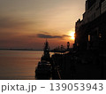 釧路の港に沈む夕日 139053943