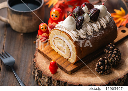 マトリョーシカに見守られるロールケーキ マトリョーシカに見守られるロールケーキ 139054074